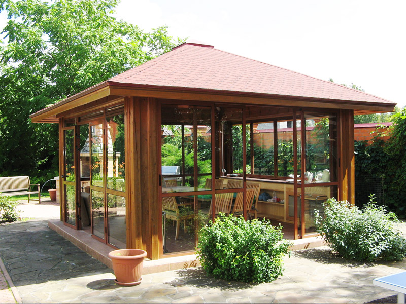 Остекление беседки раздвижным алюминиевым профилем