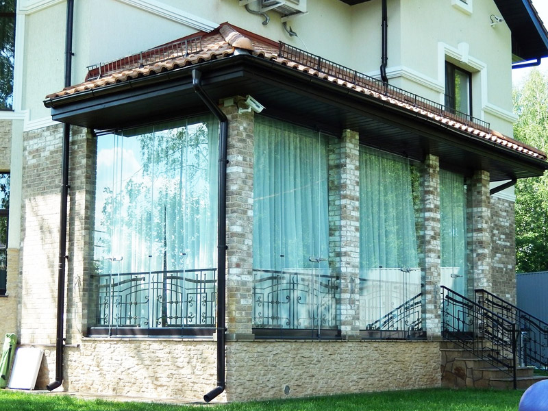 Безрамное остекление веранды