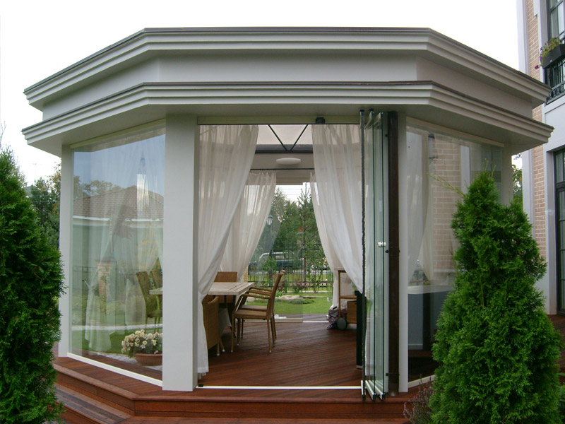 Безрамное остекление беседки